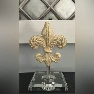 Beautiful Art Fleur-de-lis Decor Beige Acrylic Base In Incredible Condition
